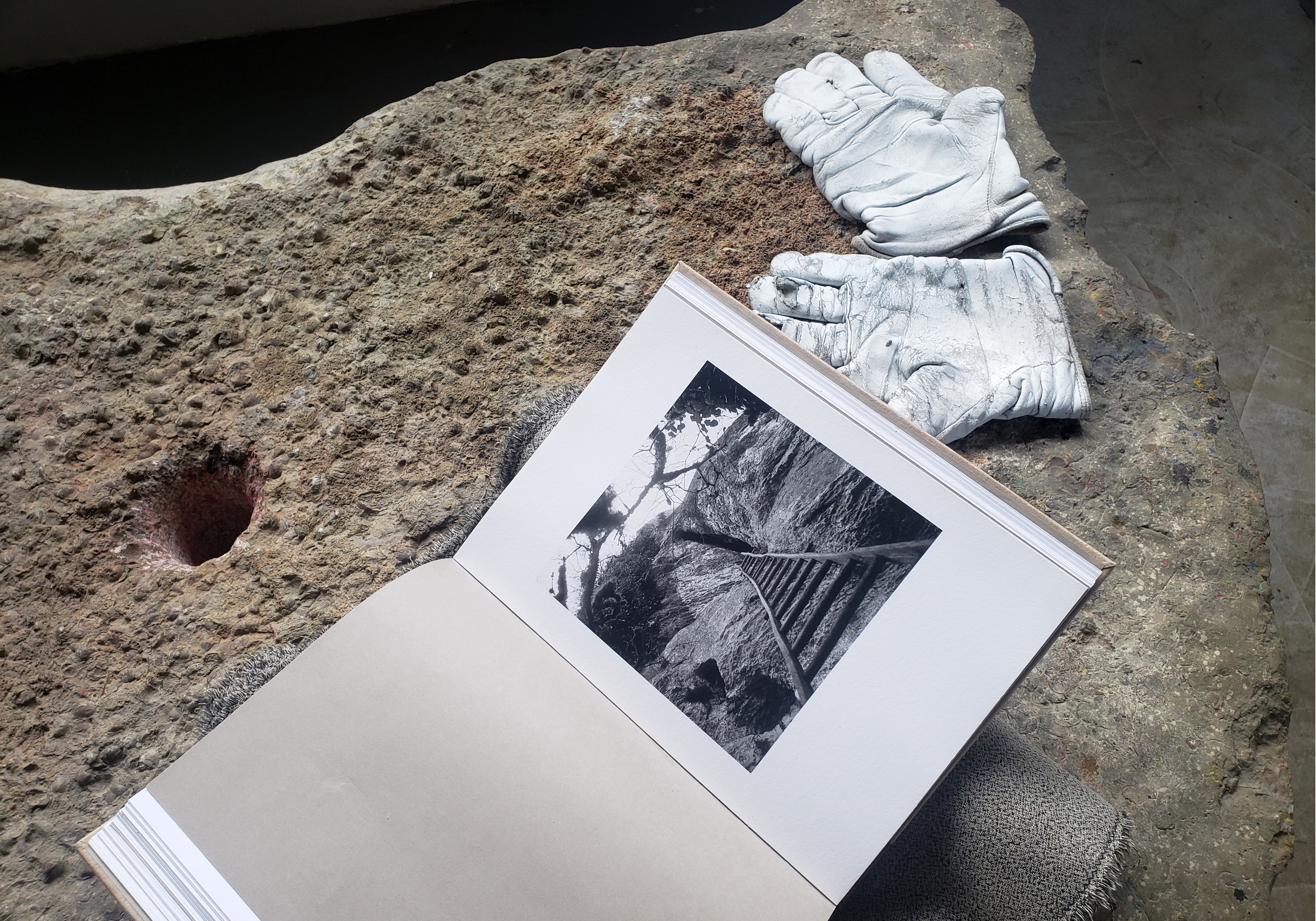 Le livre et la pierre